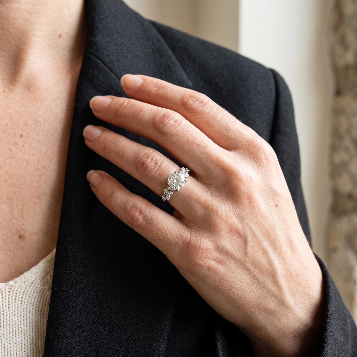 Custom Round Cut Lab-Grown Diamond Engagement Ring | Floral Leaf Band (14K/18K Gold)