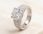 Round Diamond Engagement Ring – Solitaire with Side Stones