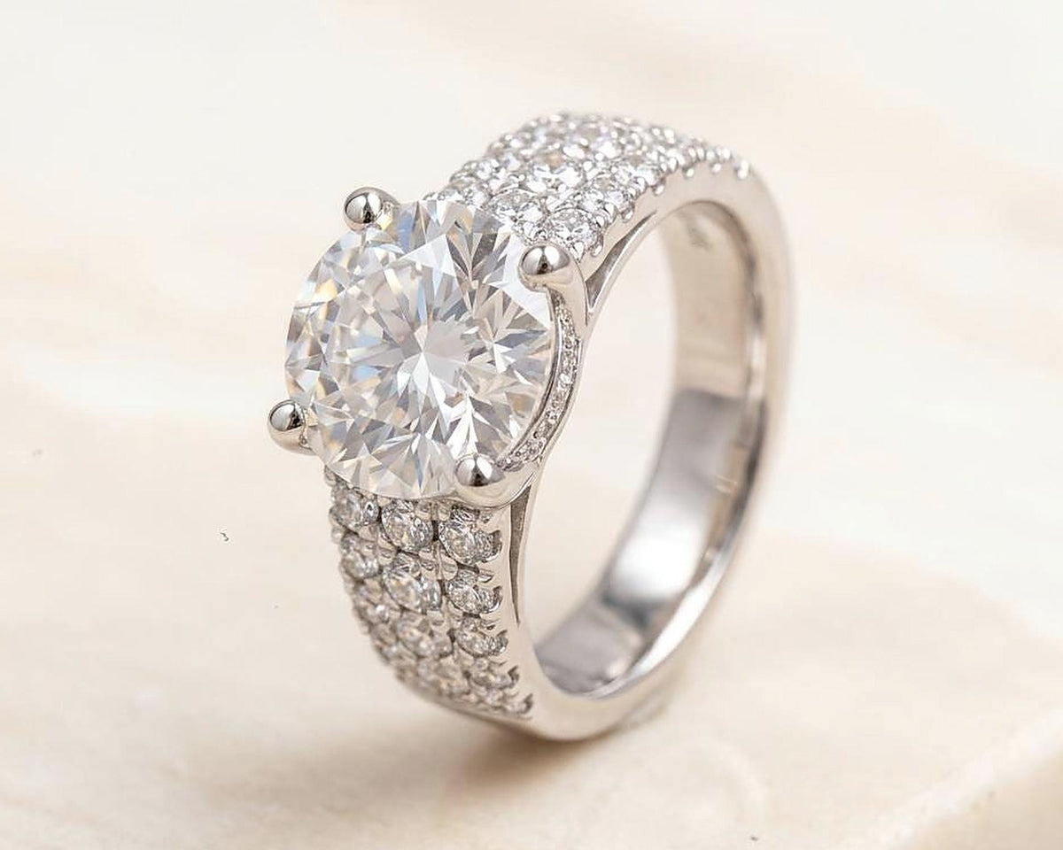 Round Diamond Engagement Ring – Solitaire with Side Stones