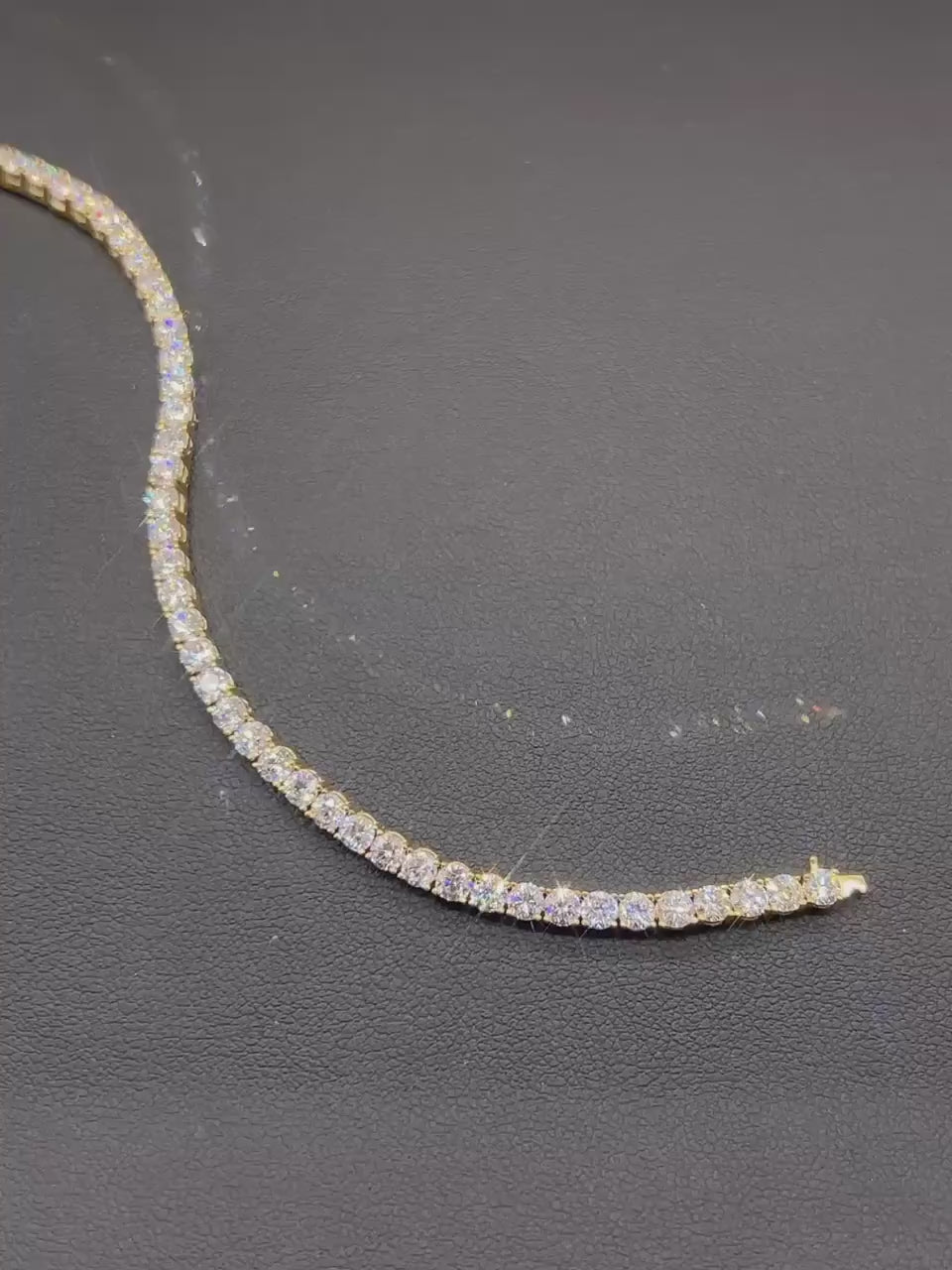 Video of the Lab-Grown Diamond Tennis Bracelet – Yellow Gold