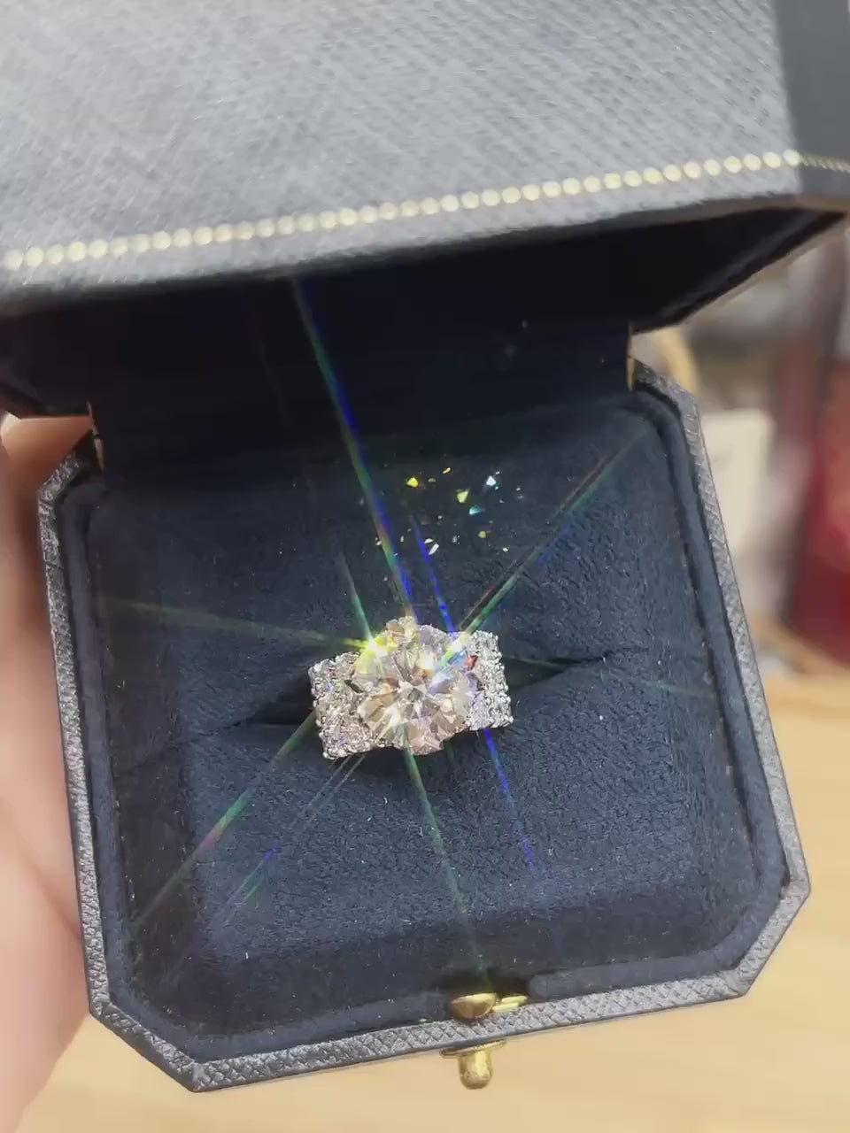 Video of the Round Diamond Engagement Ring – Solitaire with Side Stones