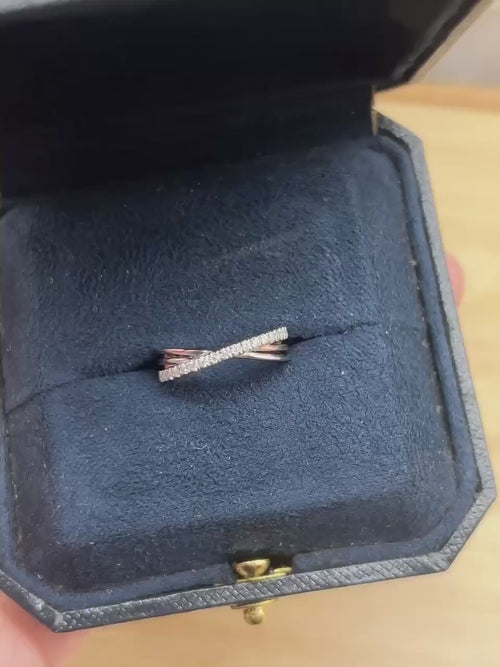 Video of the Lab-Grown Diamond Crossover Ring – Pavé Band